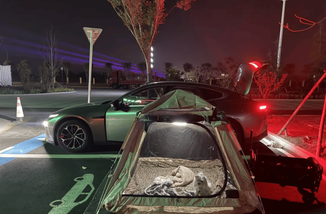 庆期间年轻人旅行掀起“帐篷过夜”热潮pg电子中国网站不住酒店住帐篷！国